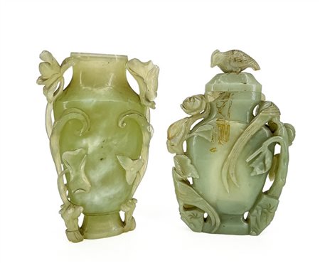 Due vasi in giada e pietra dura con decori incisi, uno con coperchio
Cina, seco