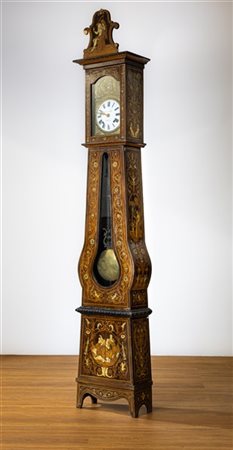 Orologio a cassalunga del tipo Morbier in legno intarsiato a figure mitologiche