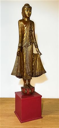 Scultura di Buddha stante in legno dorato con applicazioni in pasta vitrea, su