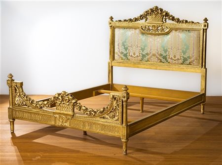Letto da una piazza e mezza in legno intagliato e dorato con decorazione florea