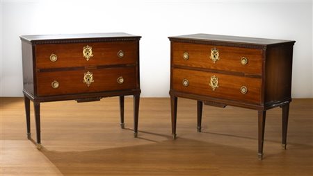 Coppia di cassettoni in mogano con fronte a due cassetti e bordura dentellata,