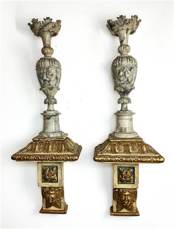 Coppia di vasi in alabastro in stile classico decorati da foglie d'acanto sulla