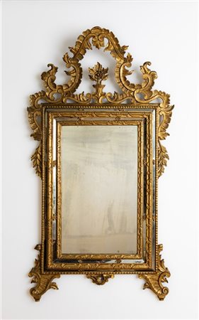 Specchiera con cornice a doppio ordine in legno intagliato e dorato con bordure