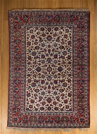 Tappeto Ispahan, Persia, secolo XX. Decoro all over con piumaggi, fiori e racem