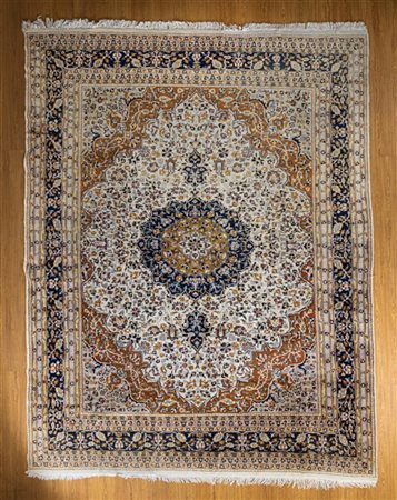 Tappeto Shrinagar, India, secolo XX. Decoro con medaglione con puntali nei toni
