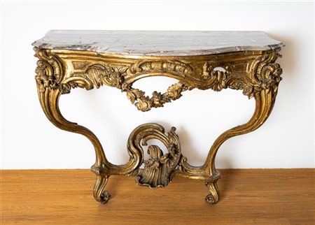 Console in legno intagliato e dorato di forma sagomata con grembiale traforato