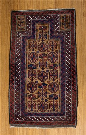Tappeto preghiera Beluchistan, Persia, secolo XX. Mirab a fondo cammello decora