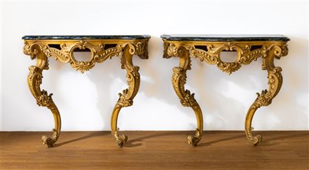 Coppia di console in stile settecentesco in legno intagliato, laccato e dorato