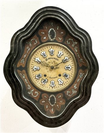 Orologio da parete del tipo ''occhio di bue'' intarsiato in legni vari e profil