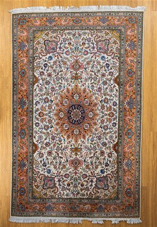 Tappeto Tabriz, Persia, secolo XX. Decoro con medaglione polilobato color albic