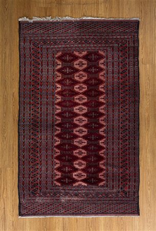 Tappeto Boukhara, Pakistan, secolo XX. Decoro con due file di Gul bordeaux su f