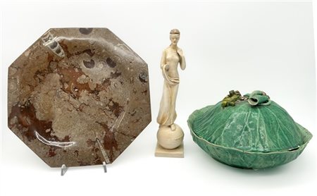 Lotto composto da una legumiera con coperchio in maiolica policroma a forma di