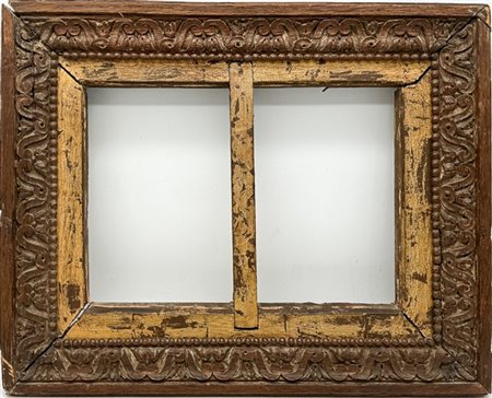 Antica cornice in legno intagliato a motivo fogliato e perlinato (cm 50x39,5; l