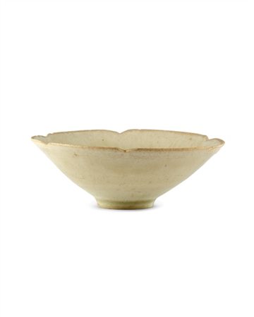 Piccola tazza lobata in porcellana con smalto bianco crema.
Cina, dinastia Song