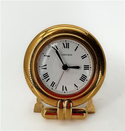 CARTIER
Orologio da scrivania in ottone dorato con quadrante a numeri romani, m