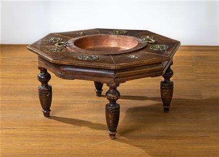 Tavolino di forma ottagonale con piano decorato da elementi in ottone e centrat