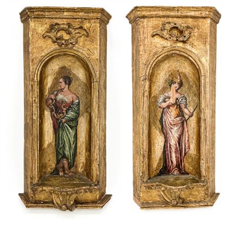 Coppia di antiche edicole in legno dorato e dipinto con figure allegoriche poli