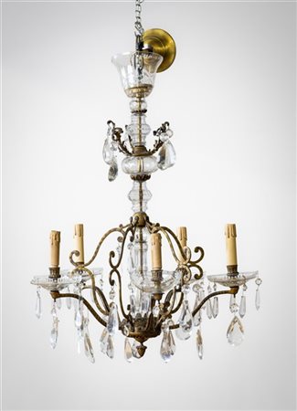 Lampadario a cinque luci in metallo dorato con fusto decorato da elementi in ve