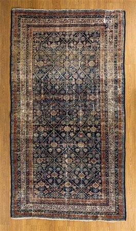 Tappeto Ferahkan, Persia, secolo XX. Decoro con riserve romboidali floreali su