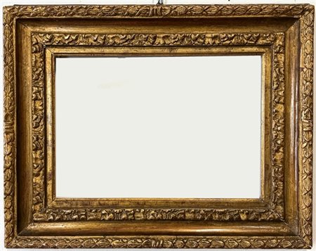 Antica cornice in legno intagliato e dorato (cm 61,5x49; luce cm 41x28) (difett