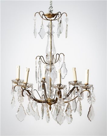 Lampadario a sei luci in metallo dorato con fusto decorato da elementi in vetro