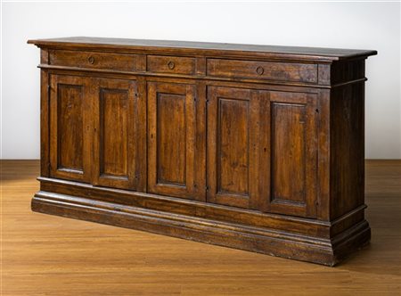 Antica credenza in noce a cinque sportelli riquadrati e tre cassetti sottopiano