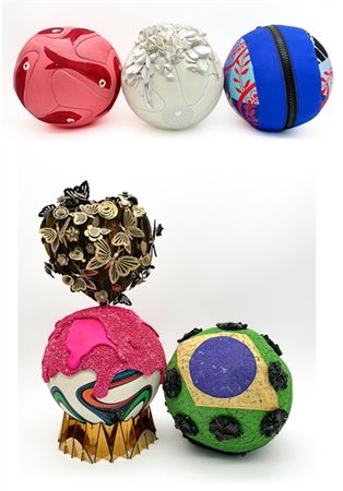 Lotto composto da cinque palloni da calcio decorati in materiali vari e realizz