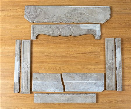 Camino in marmo di forma mossa e scanalato (cm 114x103x23) (difetti, rotture e