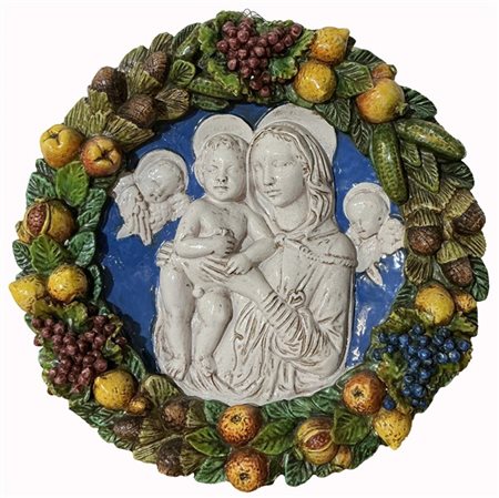 Tondo in maiolica policroma in stile robbiano raffigurante la Vergine col Bambi