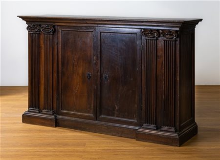 Antica credenza in noce a due sportelli con doppia lesena scanalata e capitelli