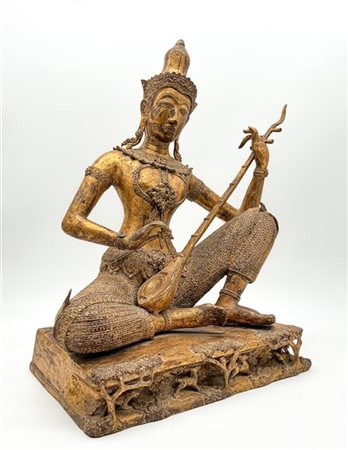 Scultura in bronzo dorato di Saraswati
Thailandia, secolo XX 
(cm 42x49) (difet