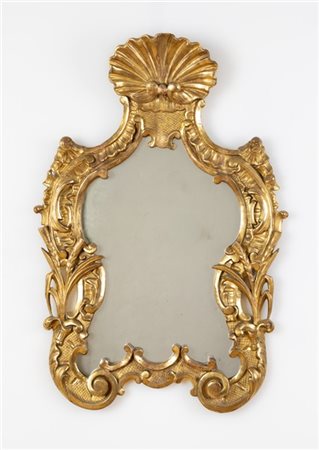 Specchiera in legno intagliato, traforato e dorato a volute contrapposte, cimas