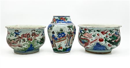 Lotto composto da due ciotole e un vaso in porcellana policroma con decoro a dr