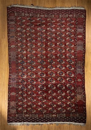 Tappeto Boukhara, Turkestan occidentale, secolo XX. Decoro con sei file di Gul