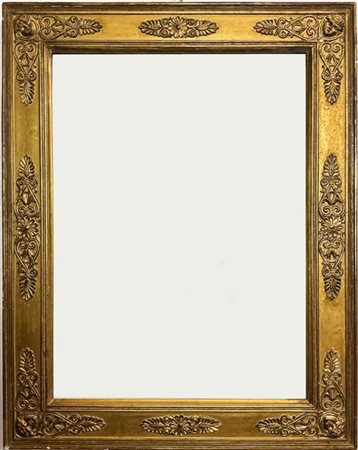 Cornice in legno e pastiglia dorata decorata a rilievo con palmette e volti mul