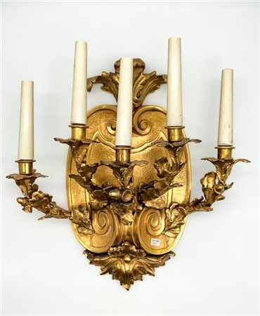Applique a cinque luci in bronzo dorato con bracci decorati da foglie e ghiande