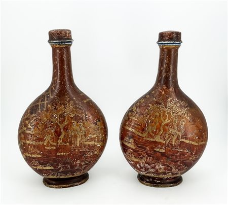 Coppia di antiche bottiglie in maiolica dipinta con tappi a vite lumeggiate in