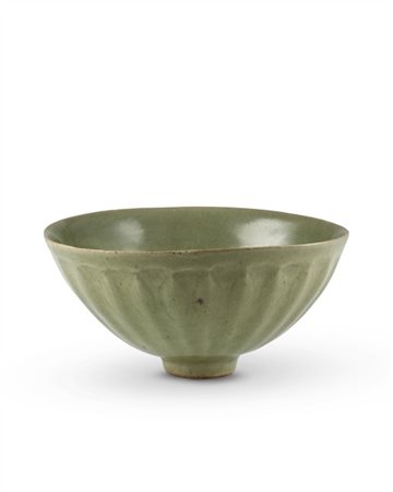 Ciotola in ceramica color celadon. 
Cina, dinastia Song (960-1270) - Yuan (1271