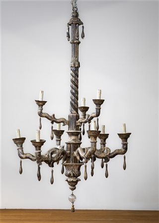 Lampadario a nove luci in legno intagliato e argentato, bracci di forma mossa d