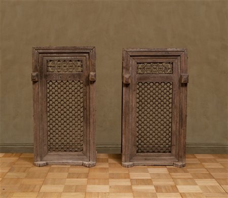 Coppia di griglie e telai architettonici in legno e ferro. India, secolo XIX (M