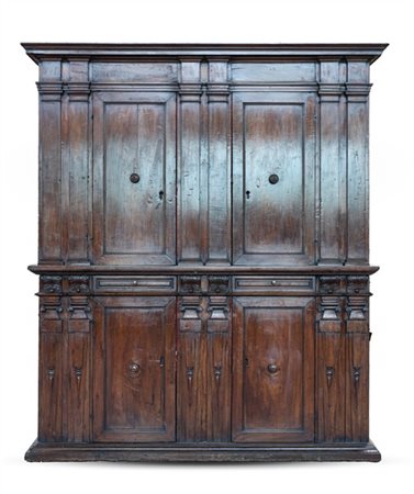 Antica credenza in noce di forma architettonica. Parte superiore e inferiore a