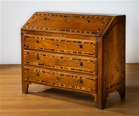 Ribalta in noce decorata da filettature, fronte lievemente mosso a tre cassetti