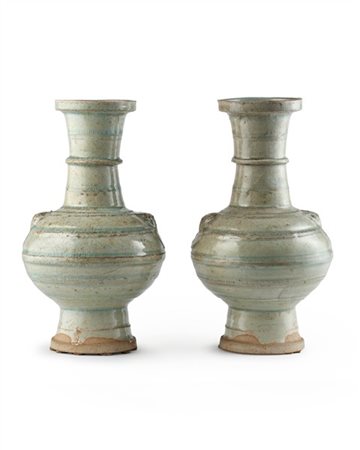 Coppia di vasi di forma arcaica in ceramica invetriata opaca con tonalità crema
