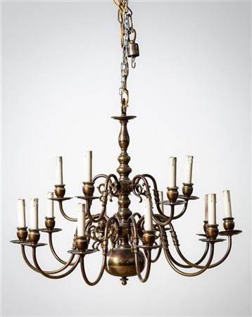 Lampadario in stile olandese a quindici luci in ottone (d cm 76; h cm 70) (dife