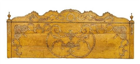 Antica testiera da letto in legno sagomato con decorazione a volute incise e do