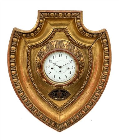 Orologio con cassa in legno intagliato e dorato a forma di scudo, quadrante in