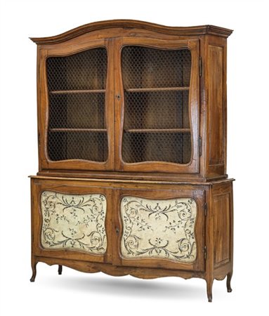 Credenza con vetrina a due corpi in noce, parte inferiore a due sportelli con r