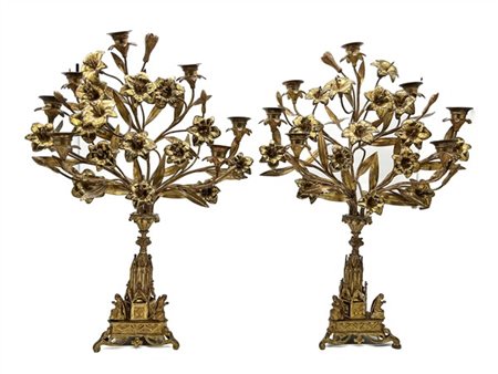 Coppia di candelabri a sette fiamme in bronzo dorato a bouquet di fiori e fogli