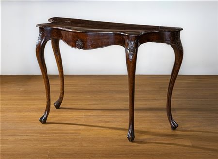 Console in noce con piano sagomato, gambe mosse con decorazione ad intaglio a c