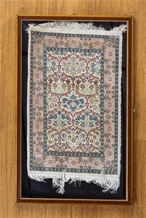 Tappeto Herekkè, Persia, secolo XX. Annodato in 
seta su ordito in seta. Decoro
